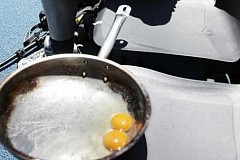 Australie: Il fait si chaud que les œufs au plat cuisent au soleil.