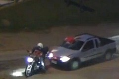 (VIDÉO) Il roule pendant 8 km avec un homme agonisant coincé dans son pare-brise. (VIDÉO) Il roule pendant 8 km avec un homme agonisant coincé dans son pare-brise.