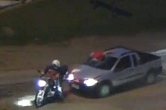 (VIDÉO) Il roule pendant 8 km avec un homme agonisant coincé dans son pare-brise.