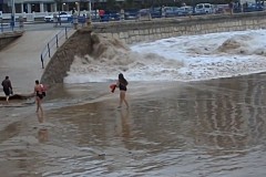 (VIDEO) Emportée par une énorme vague, cette femme s'en sort miraculeusement.