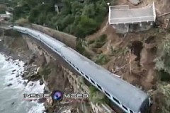 (Vidéo) le train déraille et menace de tomber dans la mer. (Vidéo) le train déraille et menace de tomber dans la mer.