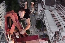 Pour une vidéo, il brave la mort en équilibre à des centaines de mètres de hauteur