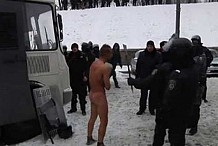 (VIDEO) Un manifestant dénudé et humilié par la police ukrainienne.