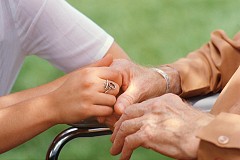 Les hôpitaux refusent de soigner les personnes âgées car elles ne seraient plus utiles à la société. Les hôpitaux refusent de soigner les personnes âgées car elles ne seraient plus utiles à la société.