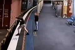 (VIDEO) Elle survit miraculeusement après être tombée sous un train (VIDEO) Elle survit miraculeusement après être tombée sous un train