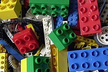 Une actrice porno offre une fellation contre des lego.