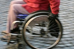 Handicapé, il vole une voiture et conduit avec sa canne. Handicapé, il vole une voiture et conduit avec sa canne.