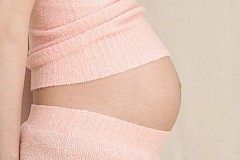 Elle tombe enceinte grâce à des... jaunes d'oeufs.
Elle tombe enceinte grâce à des... jaunes d'oeufs.