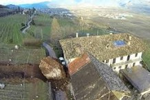 (VIDEO) Italie: un rocher géant roule sur une maison.