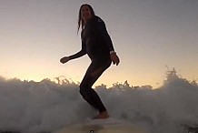 (VIDÉO) Une femme enceinte se filme en train de surfer tout au long de sa grossesse.