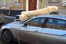 Un pénis géant sur sa voiture.