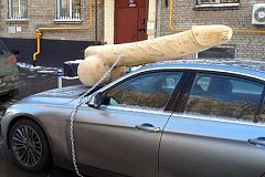 Un pénis géant sur sa voiture. Un pénis géant sur sa voiture.