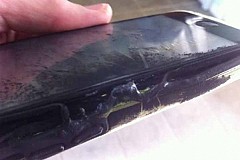 Brûlée par son iPhone 5C qui prend feu dans sa poche.