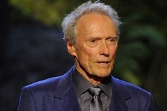 Clint Eastwood sauve la vie d'un homme qui s'étouffait lors d'une réception