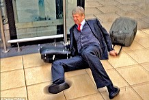 Photos: la vilaine chute de Arséne Wenger après la gifle contre Liverpool.