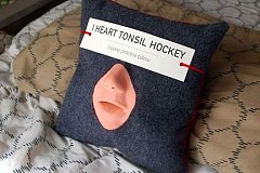 Un coussin avec une bouche pour perfectionner ses baisers