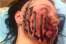 Le tatoueur fou fait une nouvelle victime avec un tatouage hideux