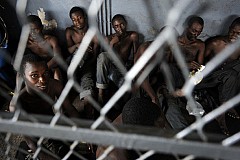 Un adolescent pris en flagrant délit de sodomie sur des garçonnets Un adolescent pris en flagrant délit de sodomie sur des garçonnets