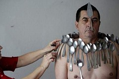 (Photos) Voici l'homme-aimant (Photos) Voici l'homme-aimant