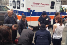 Une Femme accouche dans les rues de New York