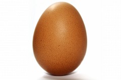 Un œuf cuit dur coincé dans son vagin Un œuf cuit dur coincé dans son vagin