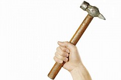 Il frappe sa compagne à coups de marteau Il frappe sa compagne à coups de marteau