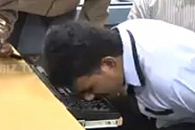 (VIDEO) Il est le plus rapide du monde à écrire avec le nez sur un clavier