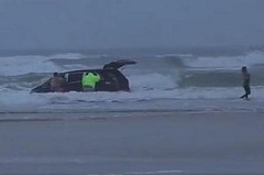 (vidéo) Une femme de 31 ans fonce avec sa voiture tout droit vers l'océan, avec ses 3 enfants à bord 