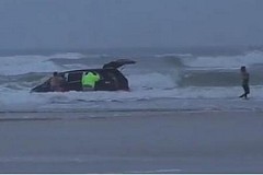 (vidéo) Une femme de 31 ans fonce avec sa voiture tout droit vers l'océan, avec ses 3 enfants à bord (vidéo) Une femme de 31 ans fonce avec sa voiture tout droit vers l'océan, avec ses 3 enfants à bord