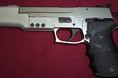 Il tue accidentellement sa femme enceinte avec une arme à feu Il tue accidentellement sa femme enceinte avec une arme à feu