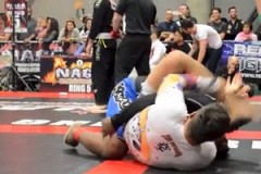 (Vidéo) Le lutteur pète au visage de son adversaire, ce dernier vomit (Vidéo) Le lutteur pète au visage de son adversaire, ce dernier vomit