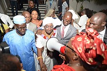 De retour à Abidjan, Aïcha Koné fond en larmes à l’aéroport Houphouët-Boigny