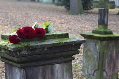 Une amende pour avoir bu du champagne sur la tombe de son mari Une amende pour avoir bu du champagne sur la tombe de son mari