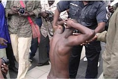 Un jeune Homme de 20 ans surpris en train de faire des attouchements à une fillette de 4 ans Un jeune Homme de 20 ans surpris en train de faire des attouchements à une fillette de 4 ans