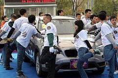 Le plus longtemps sur une jambe pour gagner une BMW Le plus longtemps sur une jambe pour gagner une BMW