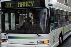 France: le chauffeur gaze deux jeunes filles qui s'embrassaient France: le chauffeur gaze deux jeunes filles qui s'embrassaient
