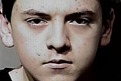 Un garçon de 14 ans tue son père avec un pistolet puis poignarde son petit frère une trentaine de fois Un garçon de 14 ans tue son père avec un pistolet puis poignarde son petit frère une trentaine de fois