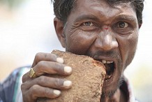 (Photos+Vidéo) Cet homme se nourrit de briques et de boue: «je suis dépendant, j'en ai besoin à n'importe quel prix»