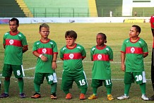 Une équipe de football composée de nains