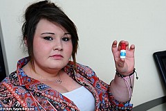 (Photos) Cette fille de 17 ans perd un doigt à cause de ses faux ongles