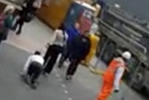 (Vidéo) Un homme attaché comme un chien sème la confusion à Londres
