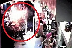 (Vidéo) Sous oxygène, elle allume une e-cigarette et s'embrase (Vidéo) Sous oxygène, elle allume une e-cigarette et s'embrase