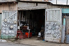 Elle est restée enfermée neuf ans dans un garage avec un chien et un singe, par ses parents adoptifs Elle est restée enfermée neuf ans dans un garage avec un chien et un singe, par ses parents adoptifs
