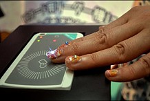 Un ongle qui s'illumine par les ondes