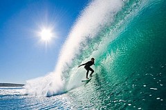  un surfeur plonge dans une vague et décolle la tumeur de son œil