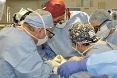 Le chirurgien tombe mort dans la salle d'opération alors qu'il s'apprêtait à opérer une patiente Le chirurgien tombe mort dans la salle d'opération alors qu'il s'apprêtait à opérer une patiente