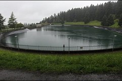 Il urine dans de l'eau potable et met la ville à sec