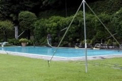 Il chute dans une piscine vide et se blesse Il chute dans une piscine vide et se blesse