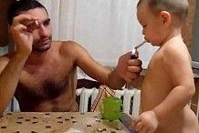 (Photos) Il apprend à fumer à son fils de 3 ans