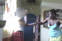 La vidéo d'une mère qui bat sa fille à coups de ceinture fait scandale à travers le monde